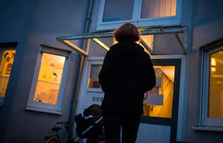 In Schleswig-Holstein fehlen aktuell etwa 200 Frauenhausplätze. (Symbolbild)