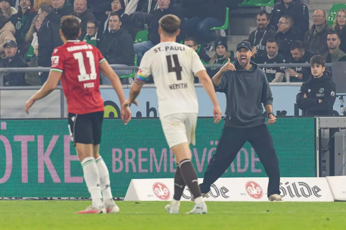 Hannovers neuer Trainer Sandro Wagner beim 1:1 gegen den FC St. Pauli.