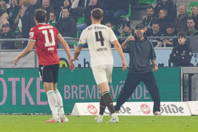 Hannovers neuer Trainer Sandro Wagner beim 1:1 gegen den FC St. Pauli.