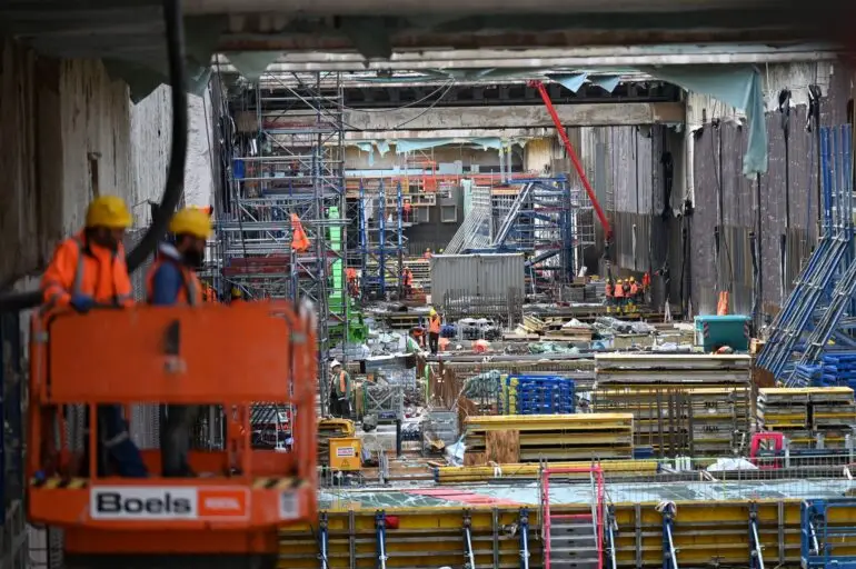 Die Hochbahn spart nach eigenen Angaben während des Baus der neuen Linie U5 Emissionen ein. (Archivbild)