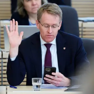 Schleswig-Holsteins Ministerpräsident Daniel Günther (CDU) ist jetzt auch auf TikTok unterwegs. (Archivlbild)