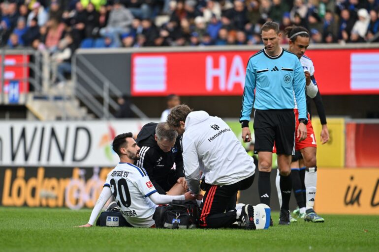 Verletzt: HSV-Spieler Fabio Vieira beim Spiel in Paderborn.