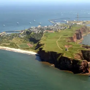 Helgoland ist bei hohem Wellengang nicht immer leicht zu erreichen. (Archivbild)