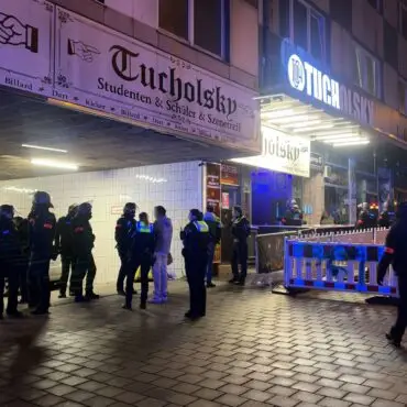 Einsatzkräfte der Polizei sind in der Kieler Innenstadt im Einsatz.