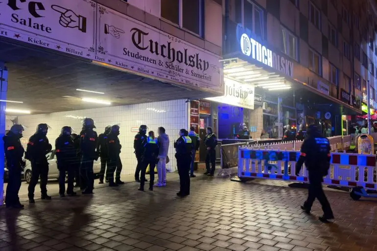 Einsatzkräfte der Polizei sind in der Kieler Innenstadt im Einsatz.