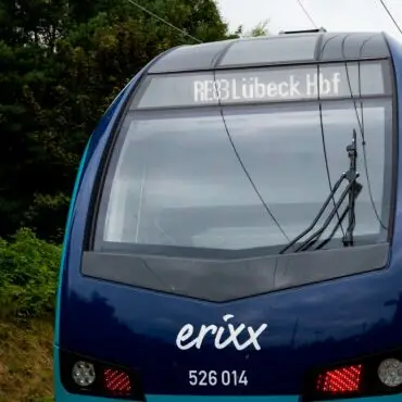 Die Sperrung der Bahnstrecke zwischen Lübeck und Büchen soll bis 12. Dezember andauern. (Symbolbild)