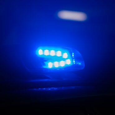Wieso das Auto in den Gegenverkehr geriet, ist laut Polizei noch unbekannt. (Symbolbild)