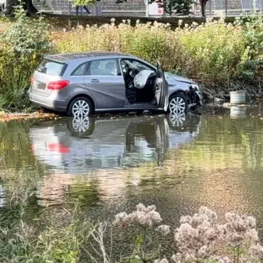 Ein Auto ist in Kiel durch den Außenbereich eines Cafés gefahren.