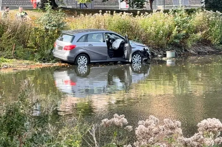Ein Auto ist in Kiel durch den Außenbereich eines Cafés gefahren.