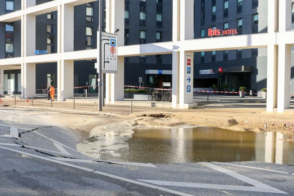 In Hamburg haben mehrere Wohnungen in der Fuhlsbüttler Straße nach einem Rohrbruch am Mittwoch weiterhin kein Wasser.