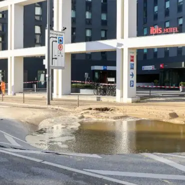 In Hamburg haben mehrere Wohnungen in der Fuhlsbüttler Straße nach einem Rohrbruch am Mittwoch weiterhin kein Wasser.