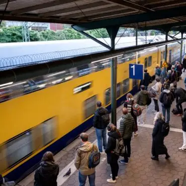 Wegen Bauarbeiten am Hamburger Hauptbahnhof können bis zum 22. November 2026 nur wenige Regionalzüge über die Elbe fahren. Die Fahrgäste müssen auf die S-Bahnen umsteigen.