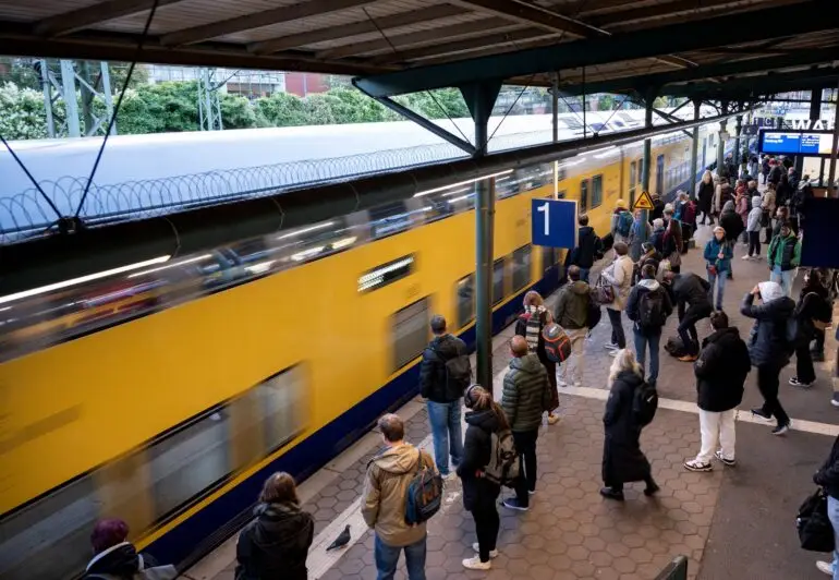 Wegen Bauarbeiten am Hamburger Hauptbahnhof können bis zum 22. November 2026 nur wenige Regionalzüge über die Elbe fahren. Die Fahrgäste müssen auf die S-Bahnen umsteigen.