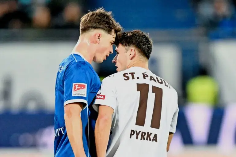 Auf Augenhöhe? Noah Weißhaupt (l.) und Arkadiusz Pyrka geraten einander.
