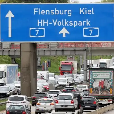 Für das kommende Wochenende warnt der ADAC Hansa vor dichtem Verkehr in und um Hamburg. (Symbolfoto)