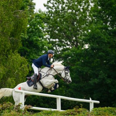 Auf dem Gelände des Derby-Parks macht die neue Reitsport-Serie im September Station.