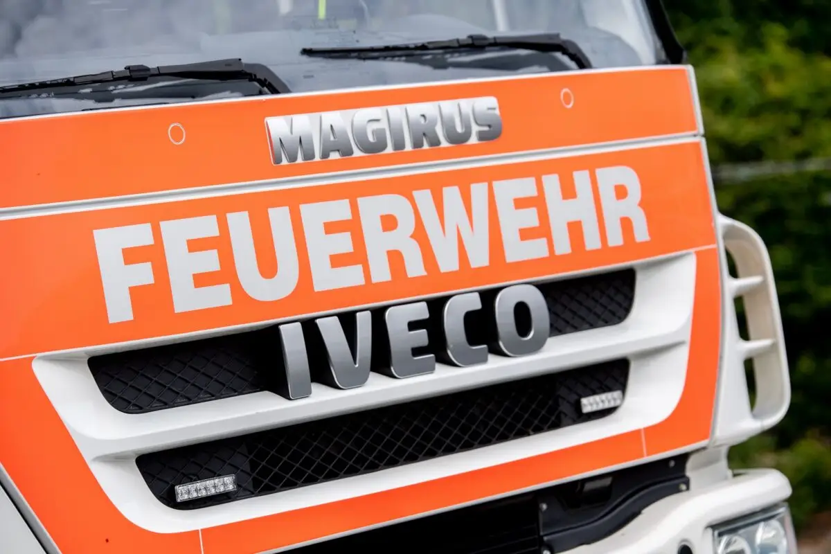 Mit Atemschutzgeräten betreten die Feuerwehrleute das Patientenzimmer. (Symbolbild)