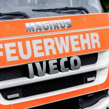 Mit Atemschutzgeräten betreten die Feuerwehrleute das Patientenzimmer. (Symbolbild)