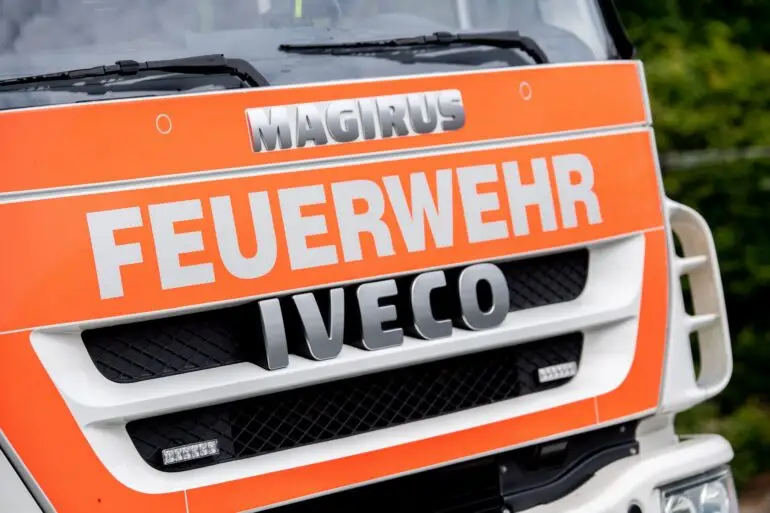 Mit Atemschutzgeräten betreten die Feuerwehrleute das Patientenzimmer. (Symbolbild)
