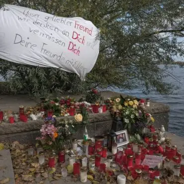 Nach der Tat erinnerten Kerzen und Blumen an den ermordeten 16-Jährigen. (Archivbild)