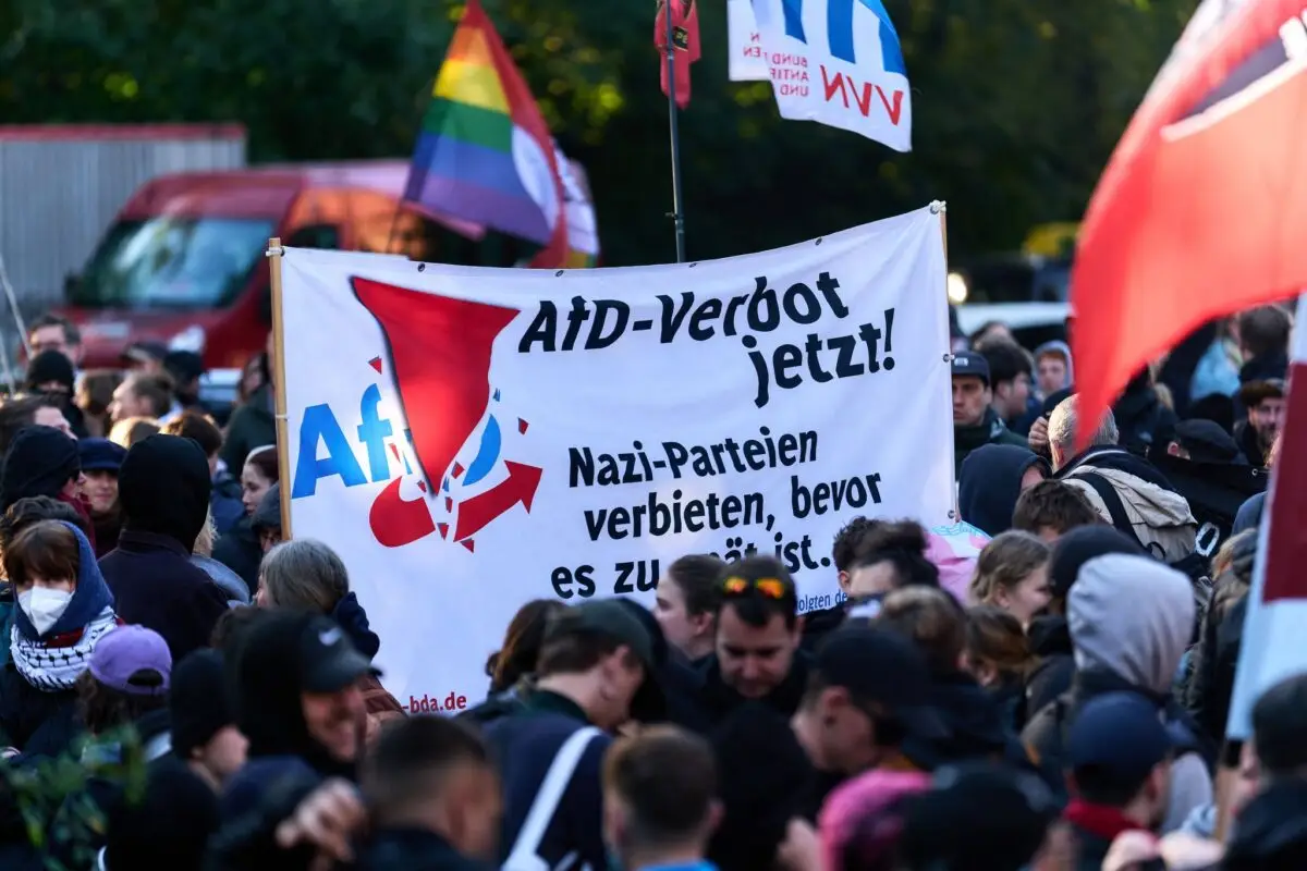Rund 800 Menschen haben sich bei den Gegenprotesten versammelt.