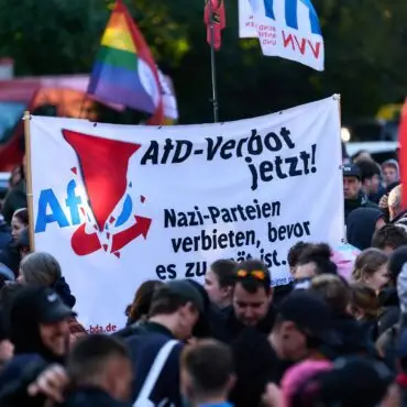 Rund 800 Menschen haben sich bei den Gegenprotesten versammelt.