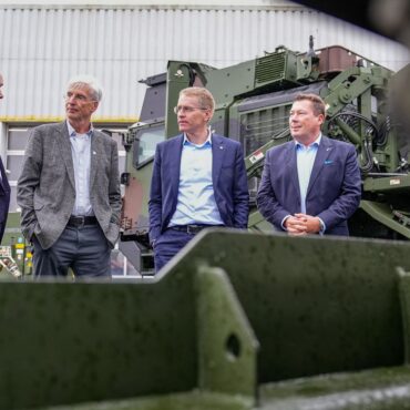 Ministerpräsident Daniel Günther (3. von links, CDU) hat Rheinmetall in Flensburg besucht.
