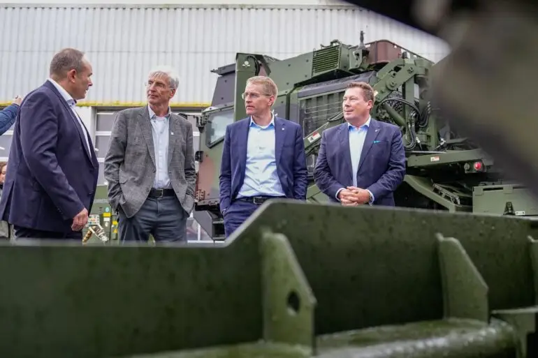 Ministerpräsident Daniel Günther (3. von links, CDU) hat Rheinmetall in Flensburg besucht.