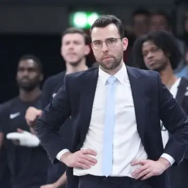 Trainer Benka Barloschky (Hamburg Towers) steht enttäuscht am Spielfeldrand. (Archivbild)